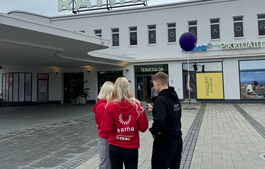 Kuvausryhmä työn touhussa kauppakeskuksen aulassa