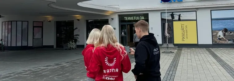 Kuvausryhmä työn touhussa kauppakeskuksen aulassa