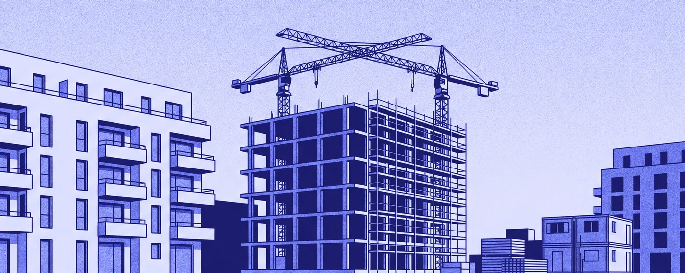 Piirroskuva: kaksi torninosturia keskeneräisen kerrostalon betonirungon yllä, valmis kerrostalo vieressä